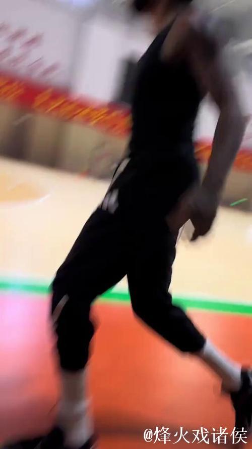 辽篮训练师社媒分享球队踩场图集并配文:GAME 1 辽篮训练师社媒分享球队踩场图集并配文:GAME 1
