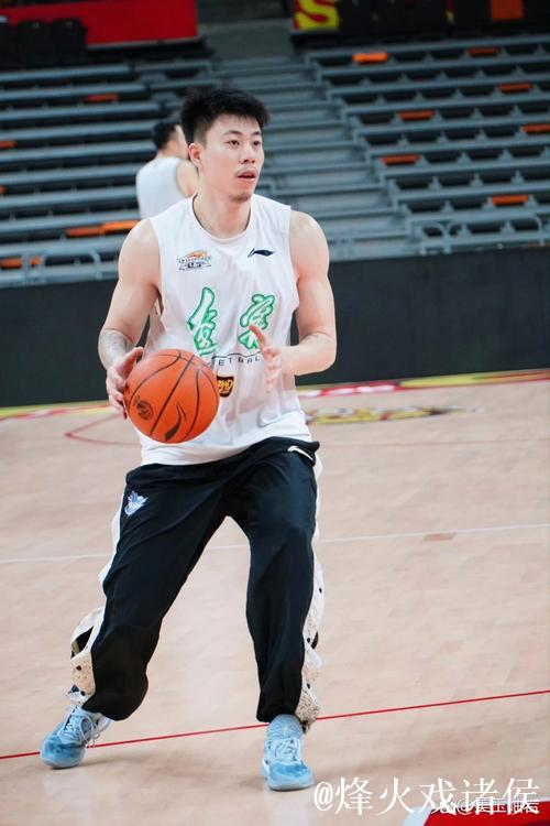辽篮训练师社媒分享球队踩场图集并配文:GAME 1 辽篮训练师社媒分享球队踩场图集并配文:GAME 1