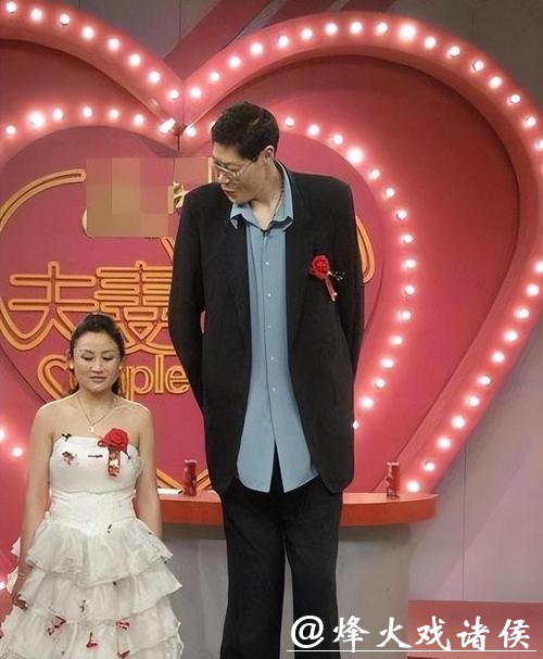 2.42米巨人娶1.6米妻子，婚后20年无子嗣，妻子：生活很不方便